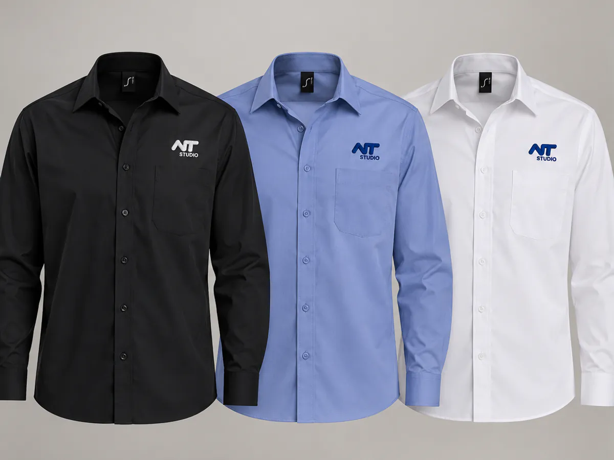Camisas negra, azul y blanca con el logotipo bordado en el pecho