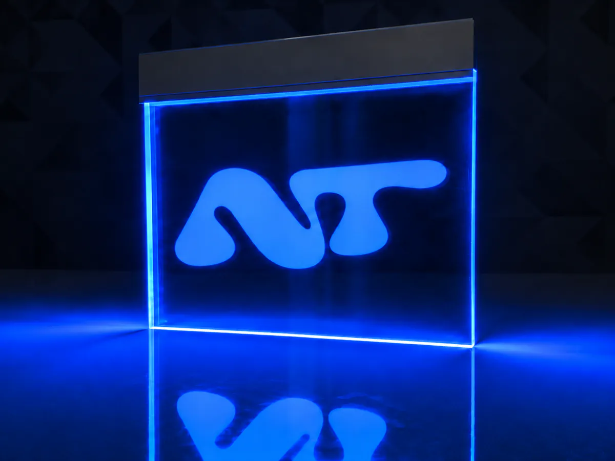 Cartel de metacrilato con el logotipo iluminado por el canto