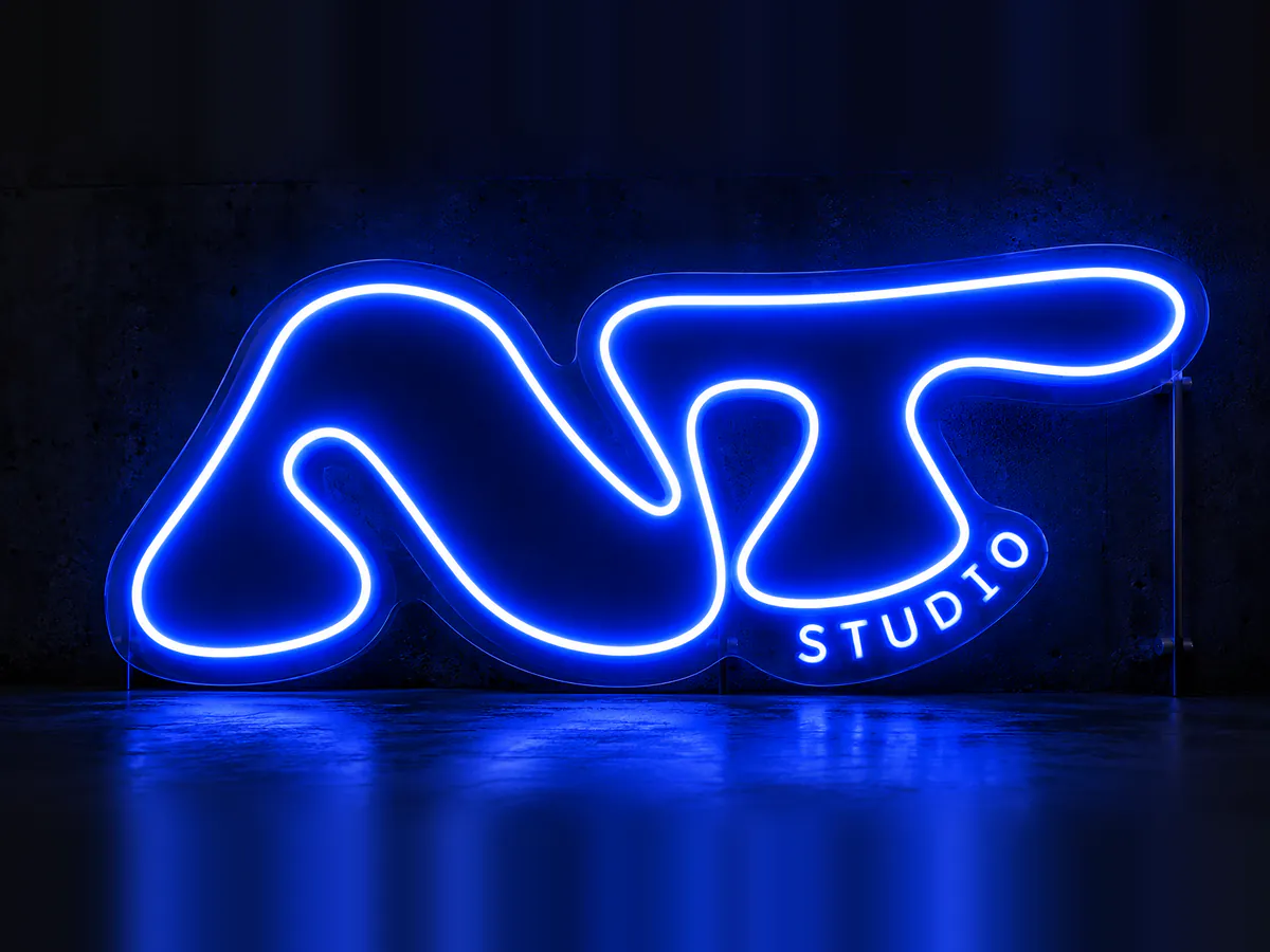 Neón LED azul con el logotipo NT Studio