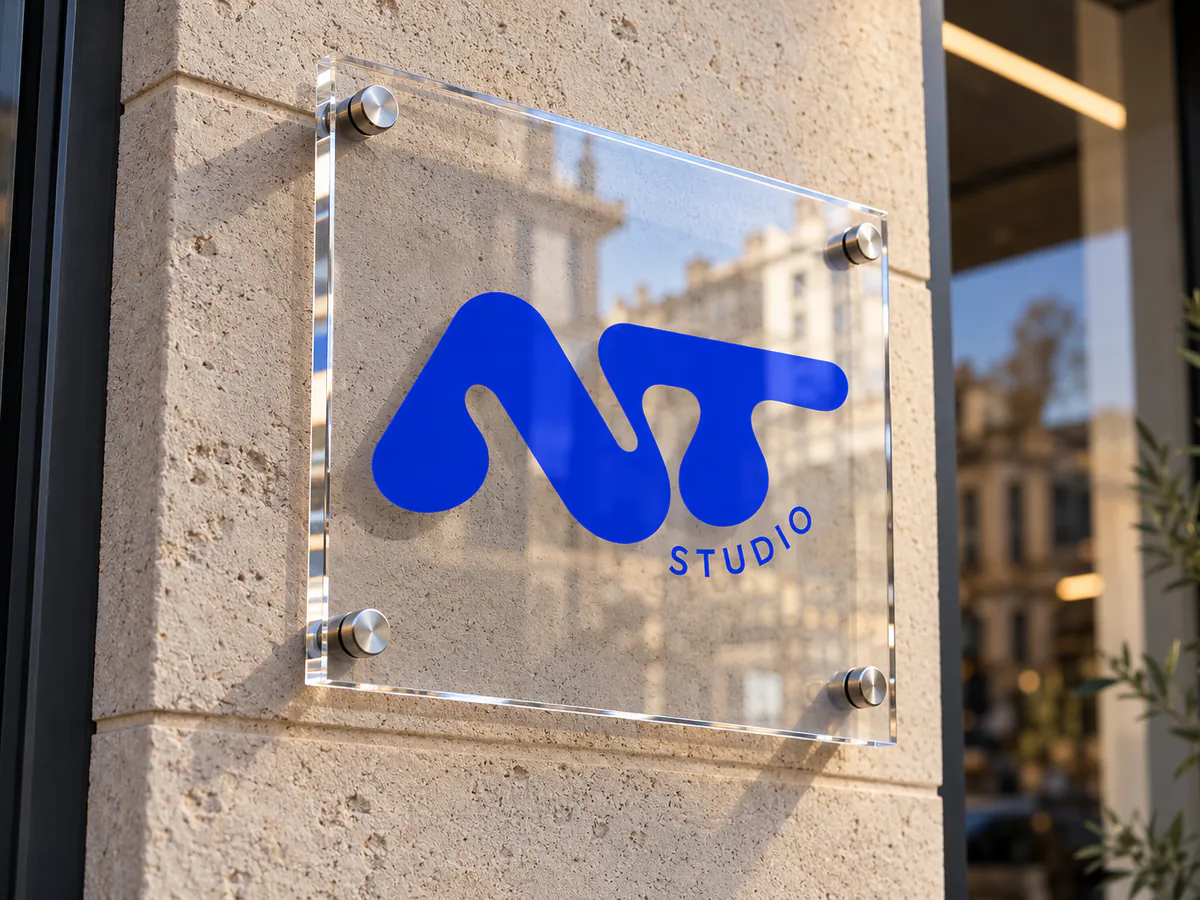 Placa de metacrilato con logotipo azul y separadores metálicos