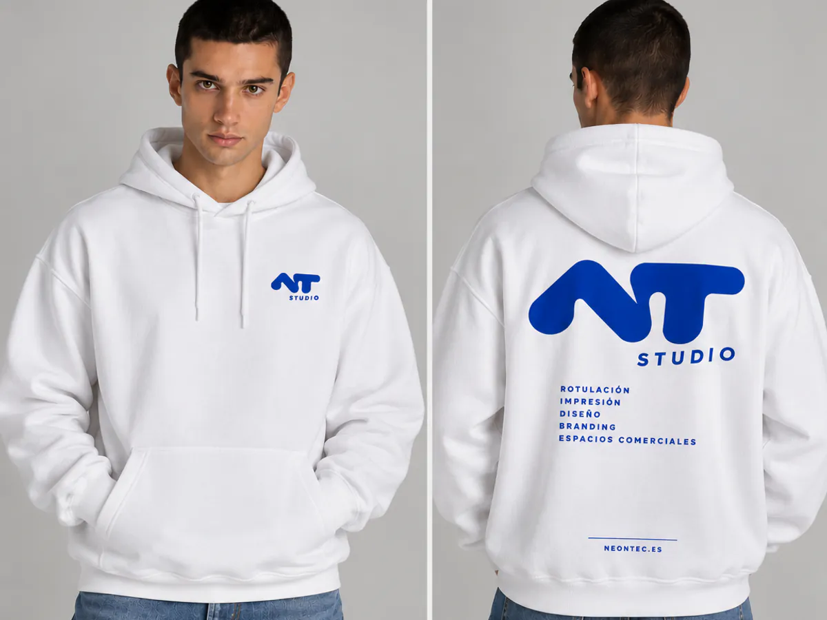 Sudadera blanca con capucha y logotipo azul