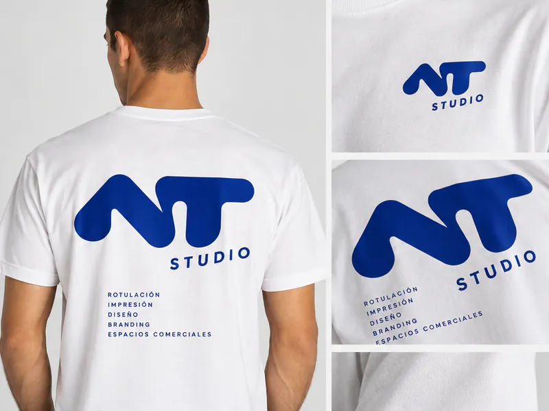 Camiseta blanca con el logotipo azul estampado en DTF, por delante y por detrás